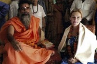 Momentos en que la actriz conversa con un residente del área de filmación, un guía espiritual hindú o "ashram"